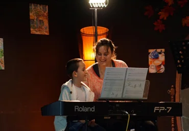 Aurélie Rustique professeur de piano avec un élève