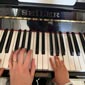 Petites mains sur un piano