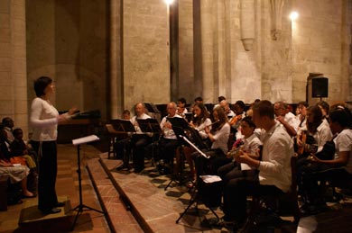 Aurélie Rustique qui dirige un orchestre junior