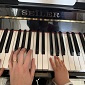 Petites mains sur le piano