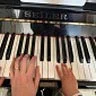 petites mains sur un piano