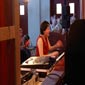 Aurélie Rustiue qui accompagne les Musicomédiens au piano