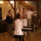 Aurélie Rustique qui accompagne les Musicomédiens au piano