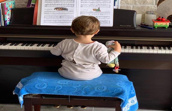 lecon de piano, bébé qui joue